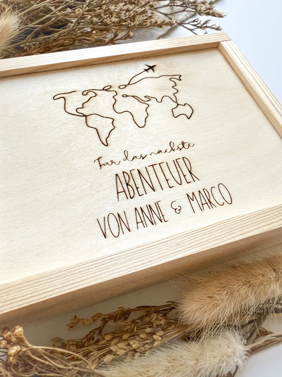 Geldgeschenk Weltreise personalisiert mit Namen aus Holz