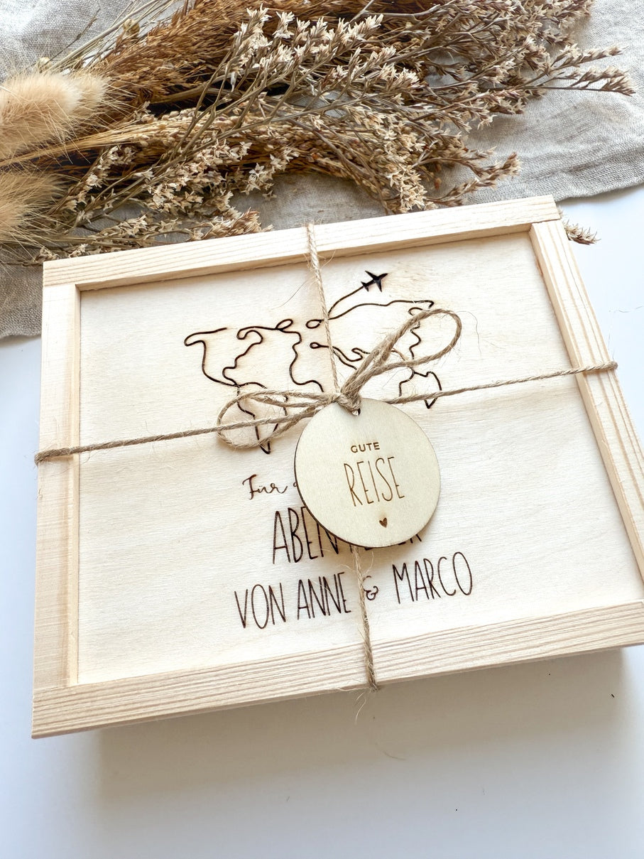 Geldgeschenk Weltreise personalisiert mit Namen aus Holz