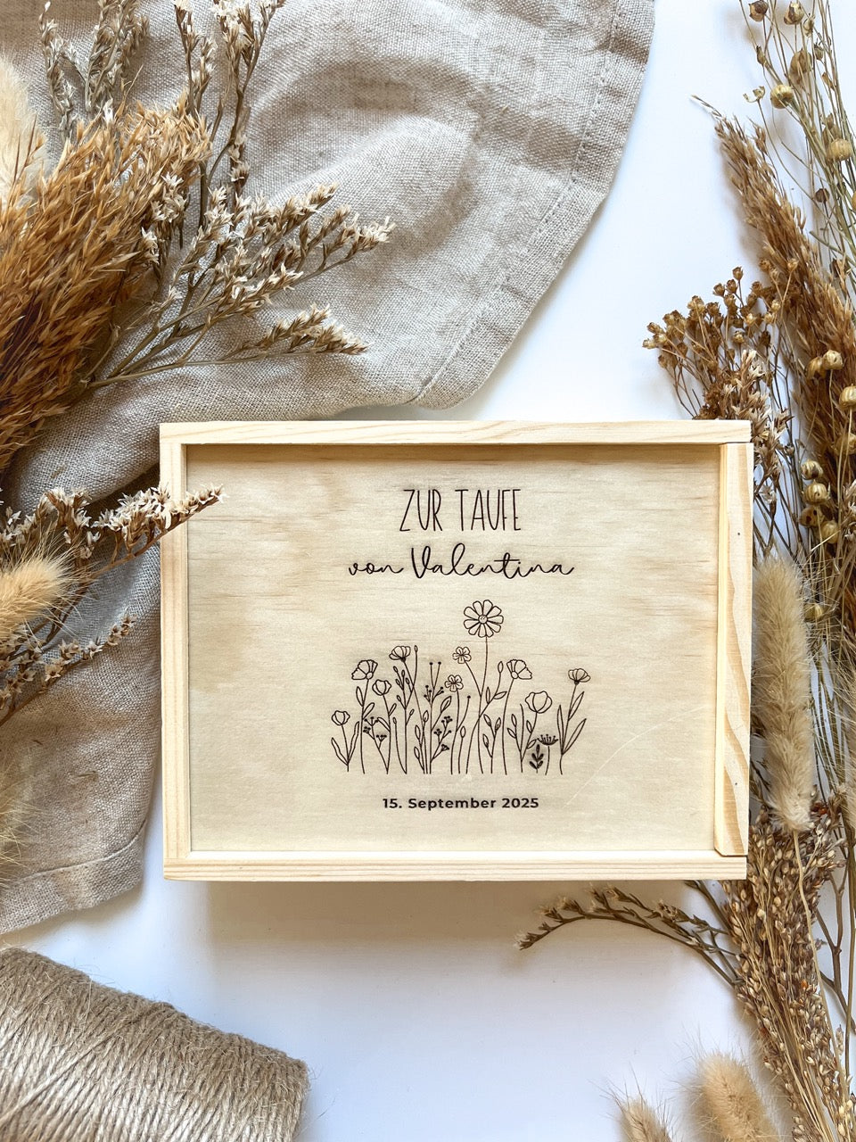 Personalisiertes Geldgeschenk aus Holz zur Taufe | Blumenwiese