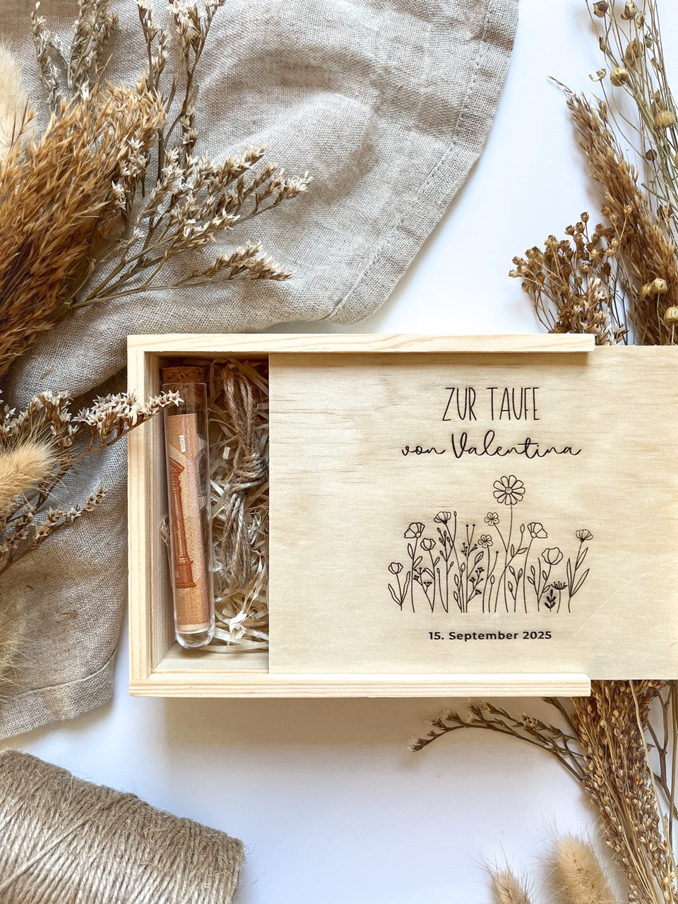 Personalisiertes Geldgeschenk aus Holz zur Taufe | Blumenwiese