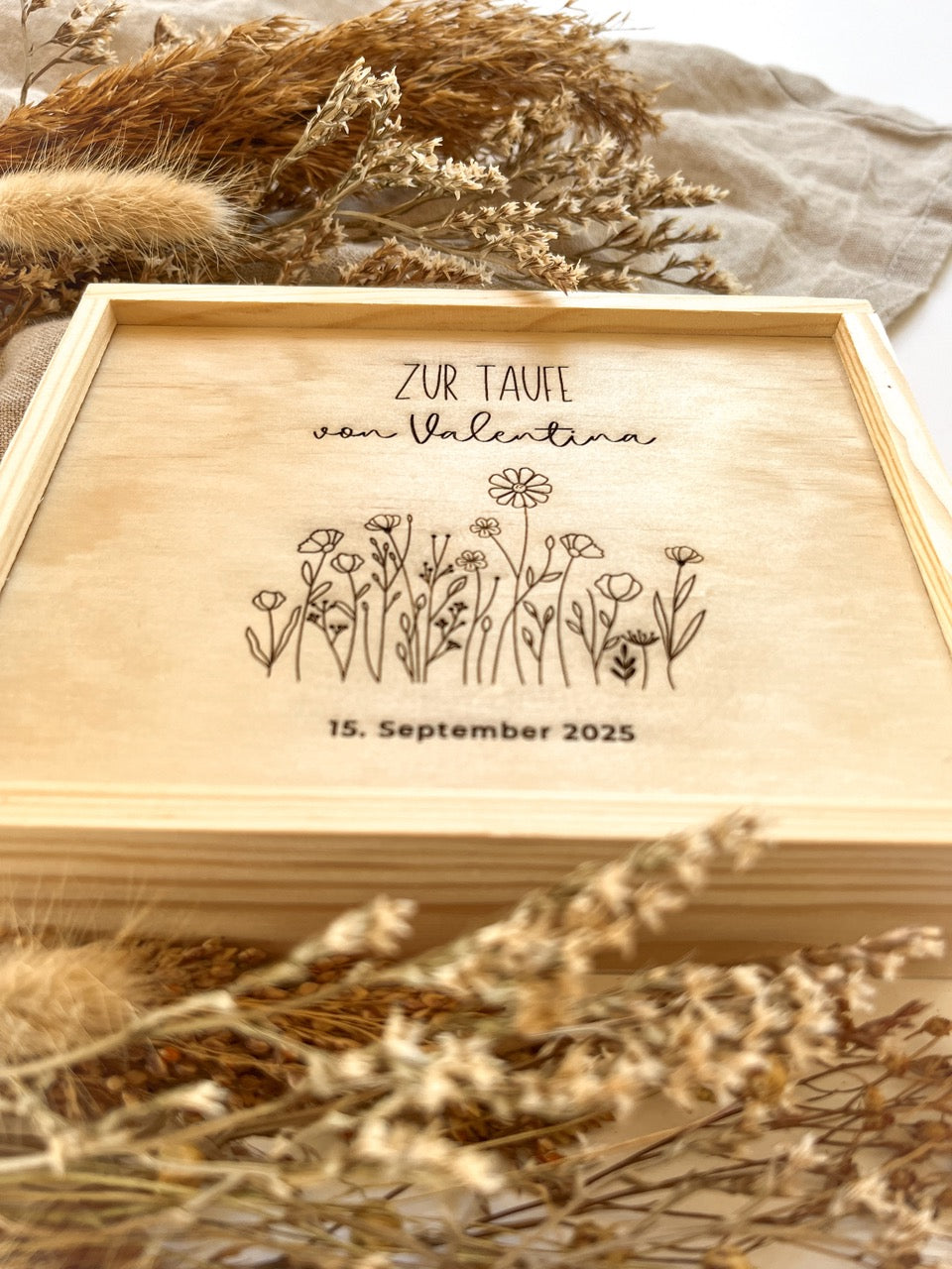 Personalisiertes Geldgeschenk aus Holz zur Taufe | Blumenwiese