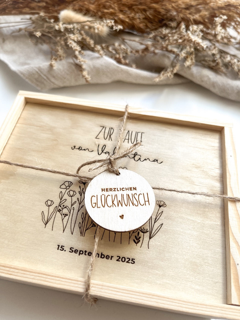 Personalisiertes Geldgeschenk aus Holz zur Taufe | Blumenwiese