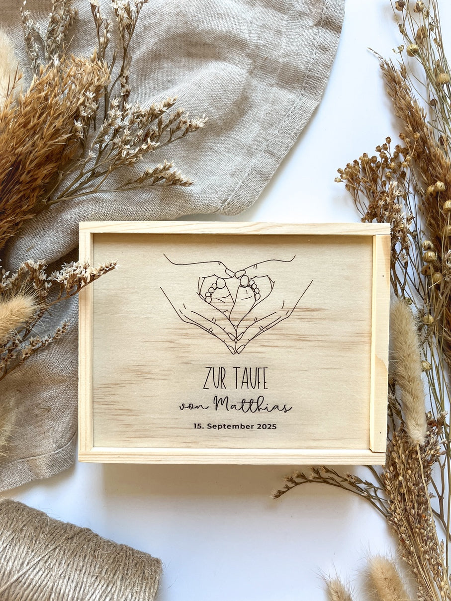 Personalisiertes Geldgeschenk mit Gravur & Namen aus Holz zur Taufe | Hände