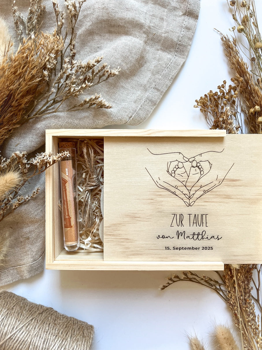 Personalisiertes Geldgeschenk mit Gravur & Namen aus Holz zur Taufe | Hände