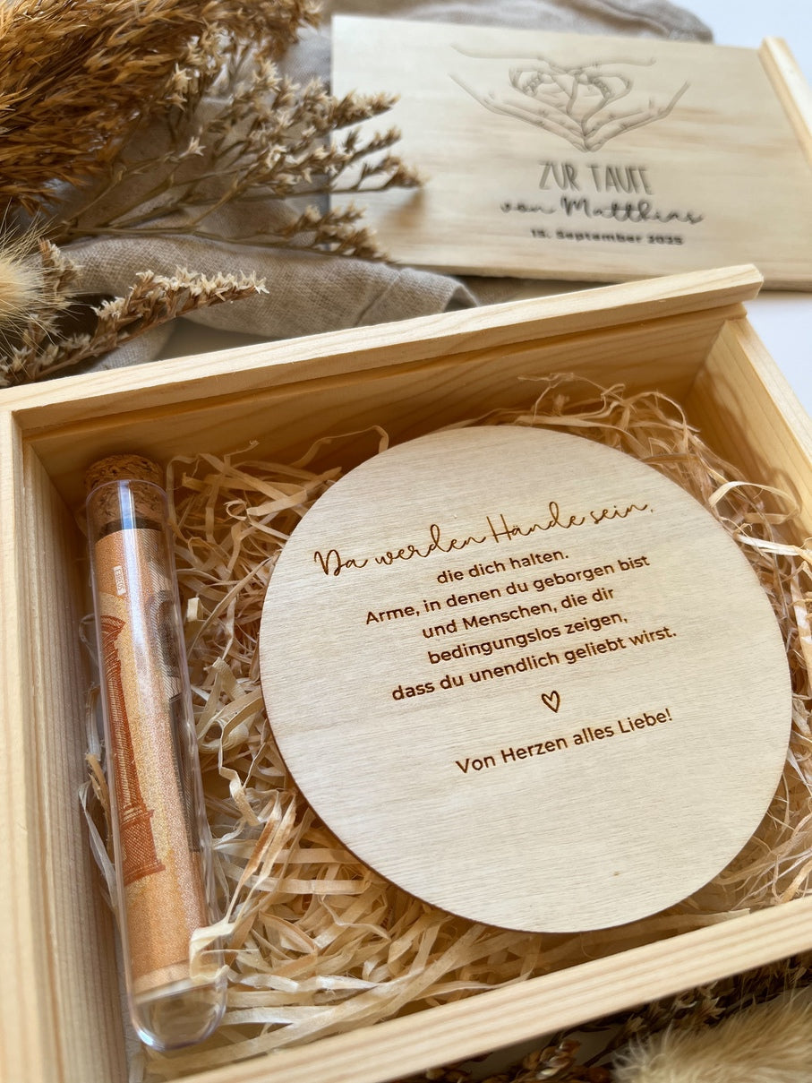 Personalisiertes Geldgeschenk mit Gravur & Namen aus Holz zur Taufe | Hände