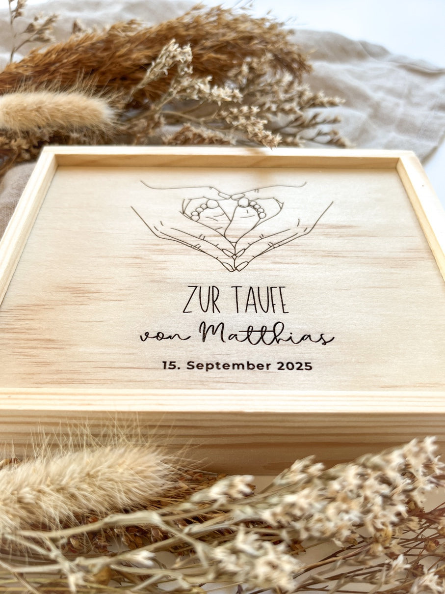 Personalisiertes Geldgeschenk mit Gravur & Namen aus Holz zur Taufe | Hände