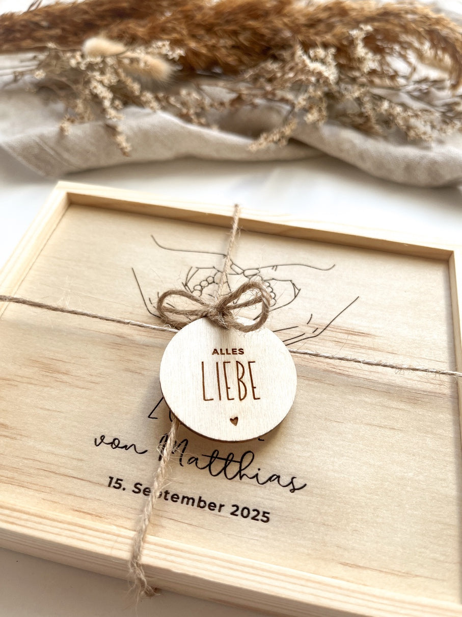 Personalisiertes Geldgeschenk mit Gravur & Namen aus Holz zur Taufe | Hände