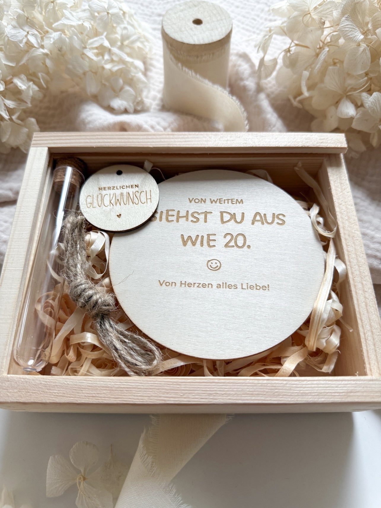 Geöffnete IT Geschenkschachtel aus Holz mit gravierter Glückwunsch Holzscheibe und Reagenzglas mit Korken für Geldscheine.