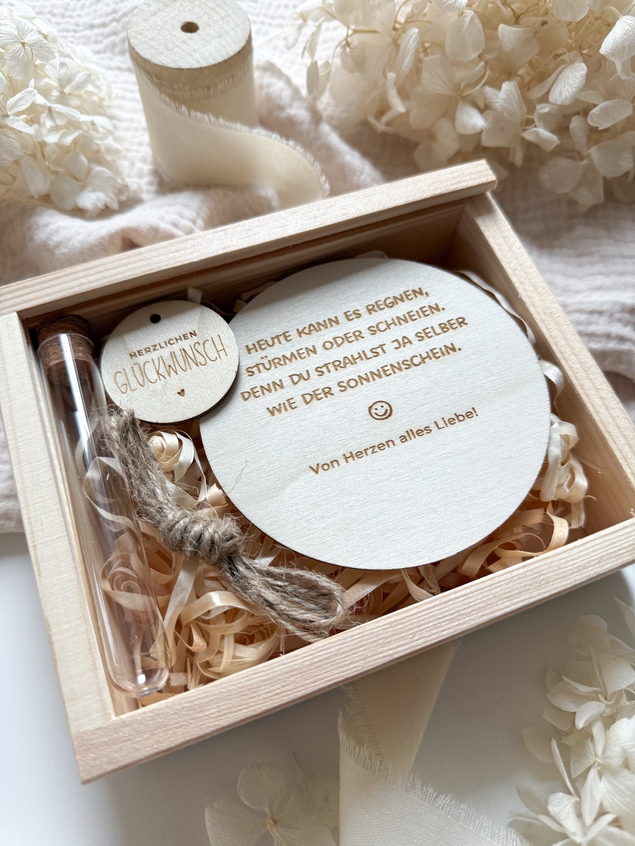 Geöffnete IT Geschenkschachtel aus Holz mit gravierter Glückwunsch Holzscheibe und Reagenzglas mit Korken für Geldscheine.