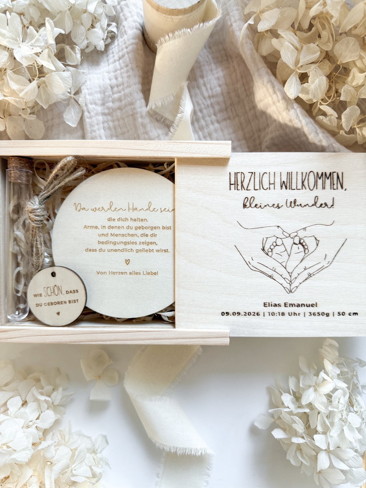Personalisiertes Geldgeschenk zur Geburt aus Holz | Hände