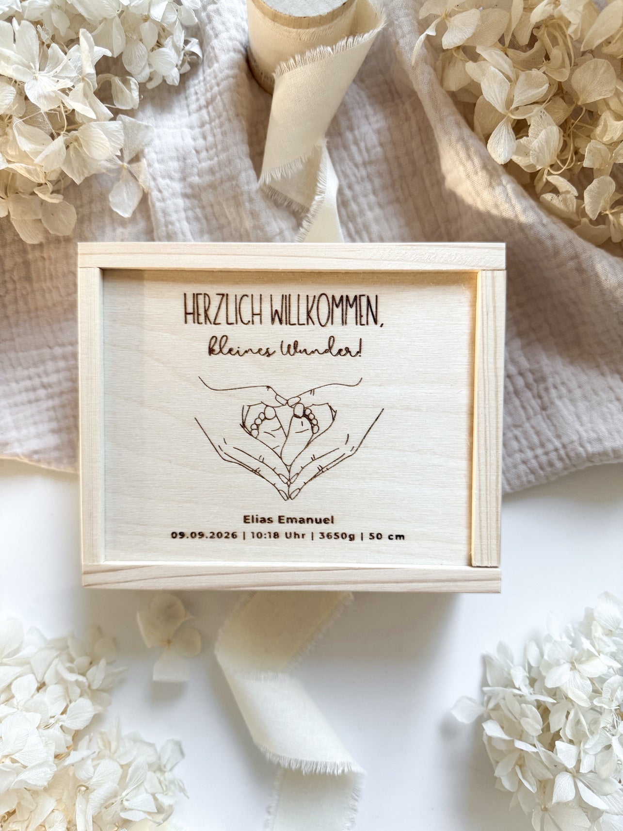 Personalisiertes Geldgeschenk zur Geburt aus Holz | Hände
