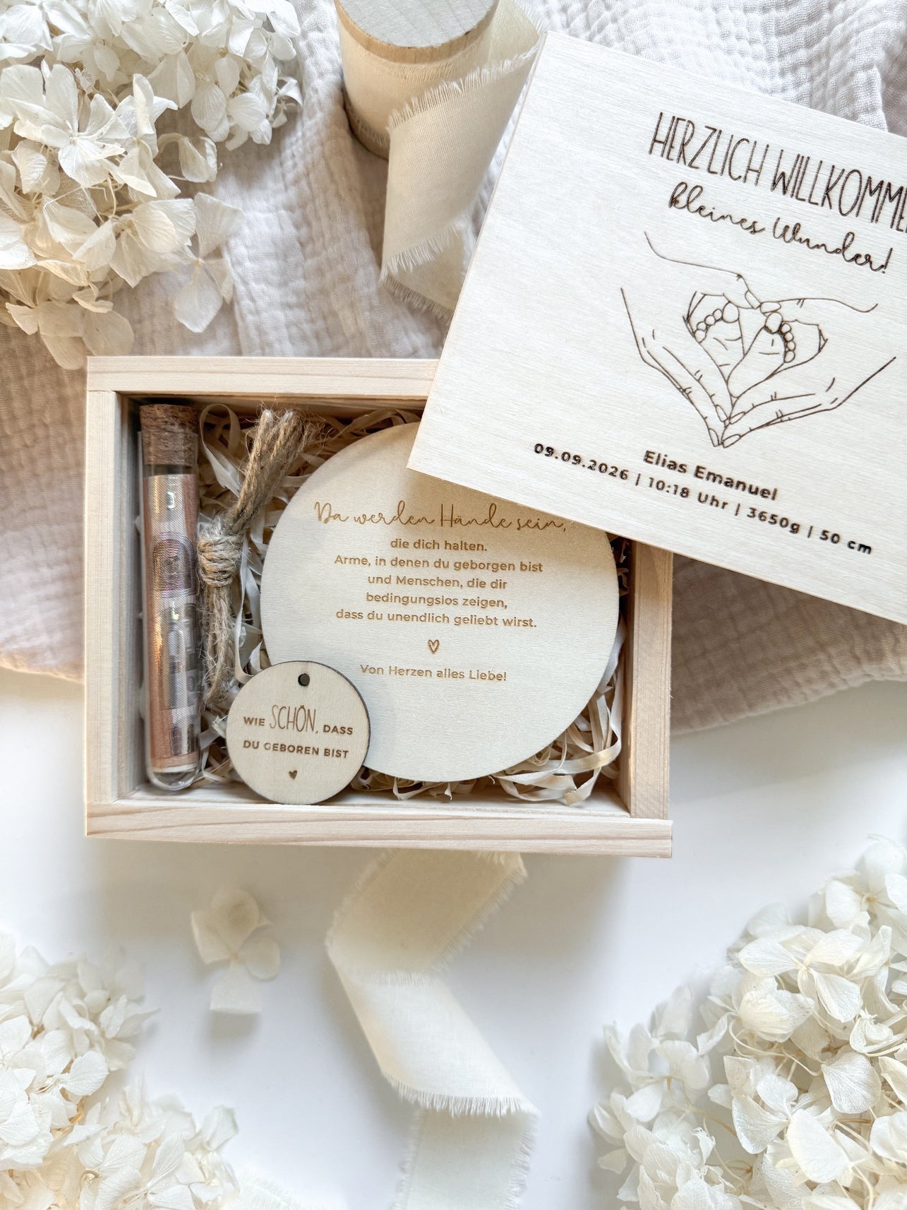 Personalisiertes Geldgeschenk zur Geburt aus Holz | Hände