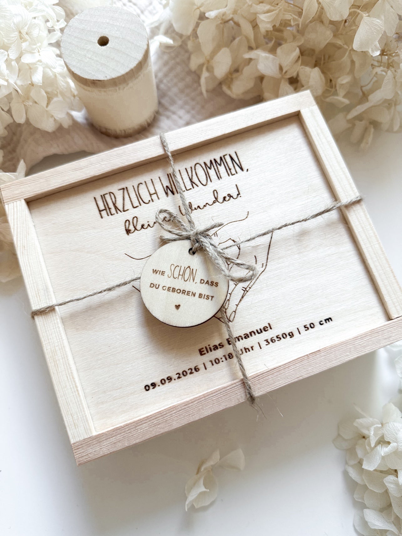 Personalisiertes Geldgeschenk zur Geburt aus Holz | Hände