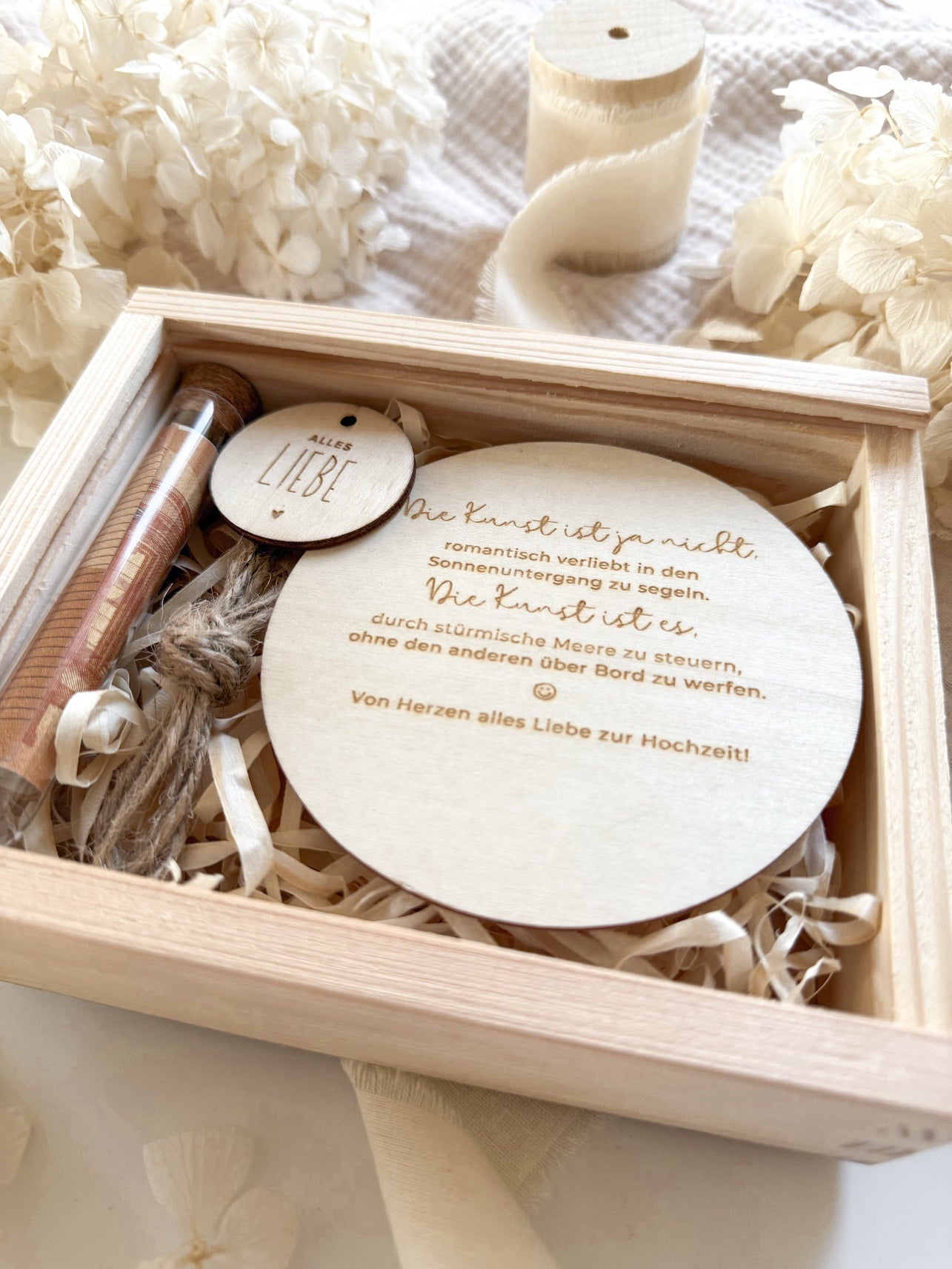 Personalisiertes Geldgeschenk aus Holz zur Hochzeit | Hände mit 3D-Schriftzug