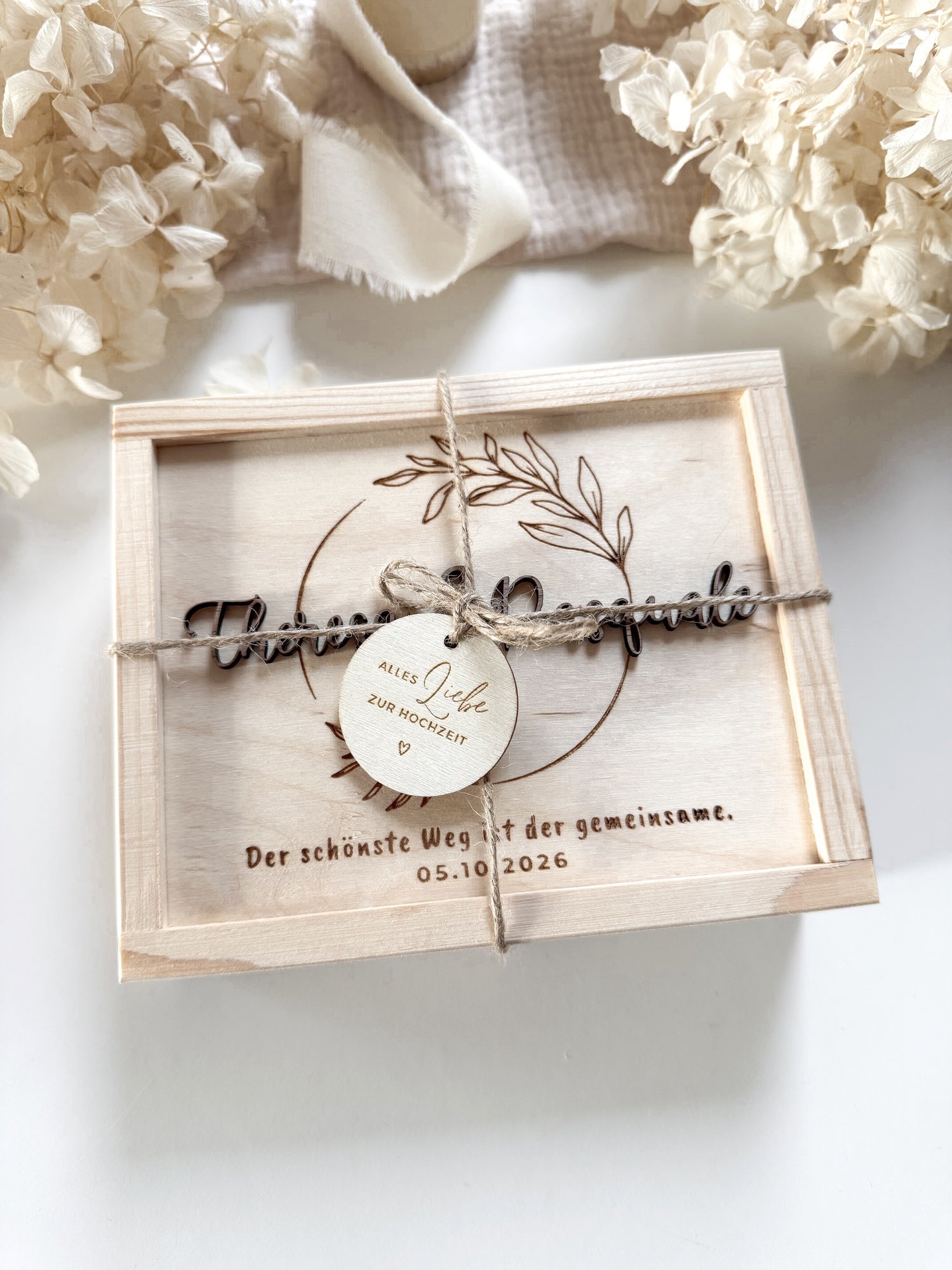 Personalisiertes Geldgeschenk aus Holz zur Hochzeit | Olivenkranz mit 3D-Schriftzug