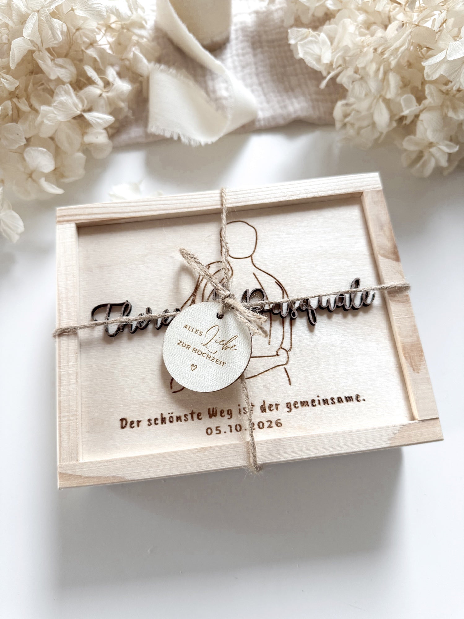 Personalisiertes Geldgeschenk aus Holz zur Hochzeit | Paar mit 3D-Schriftzug