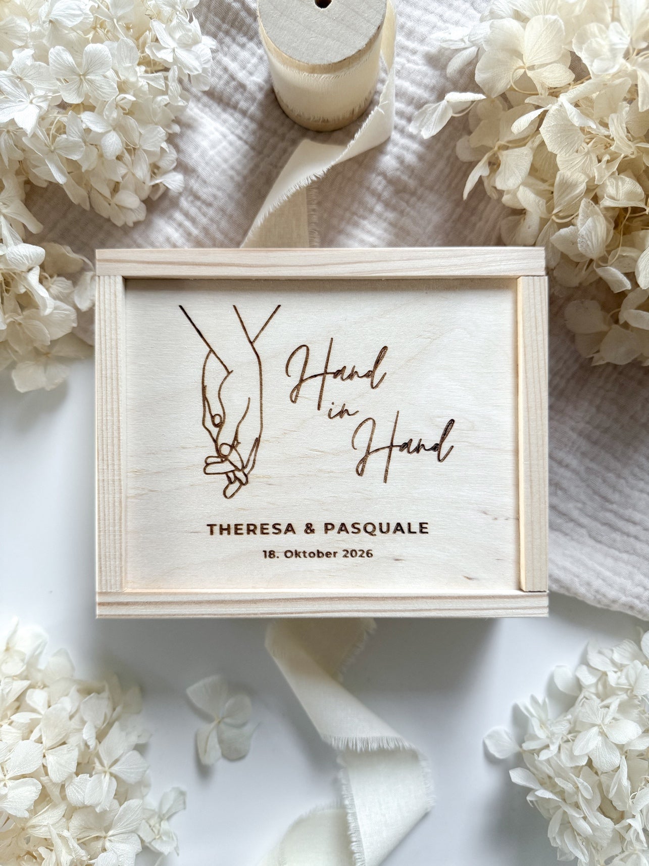 Personalisiertes Geldgeschenk aus Holz zur Hochzeit | Hand in Hand