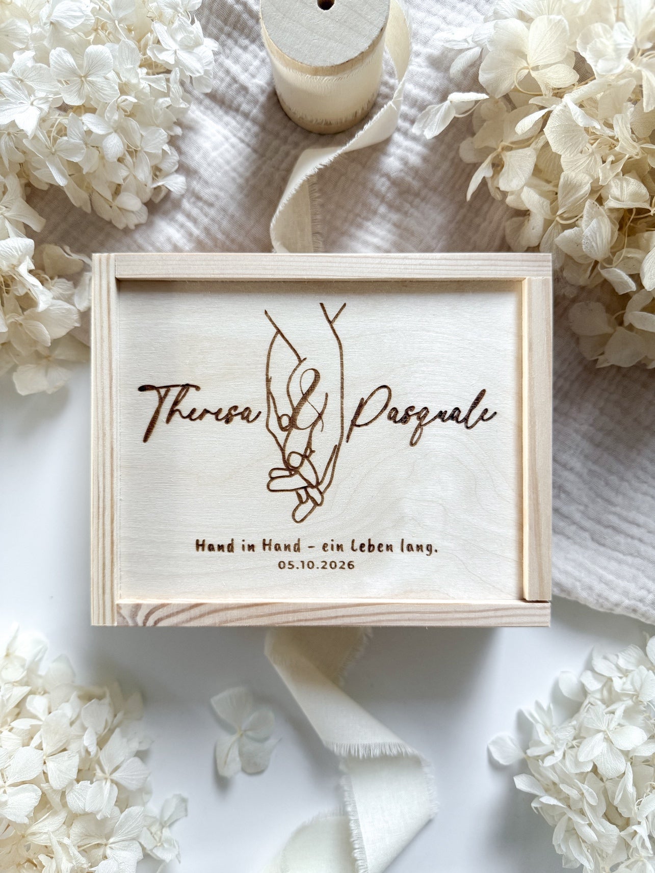 Personalisiertes Geldgeschenk aus Holz zur Hochzeit | Hände