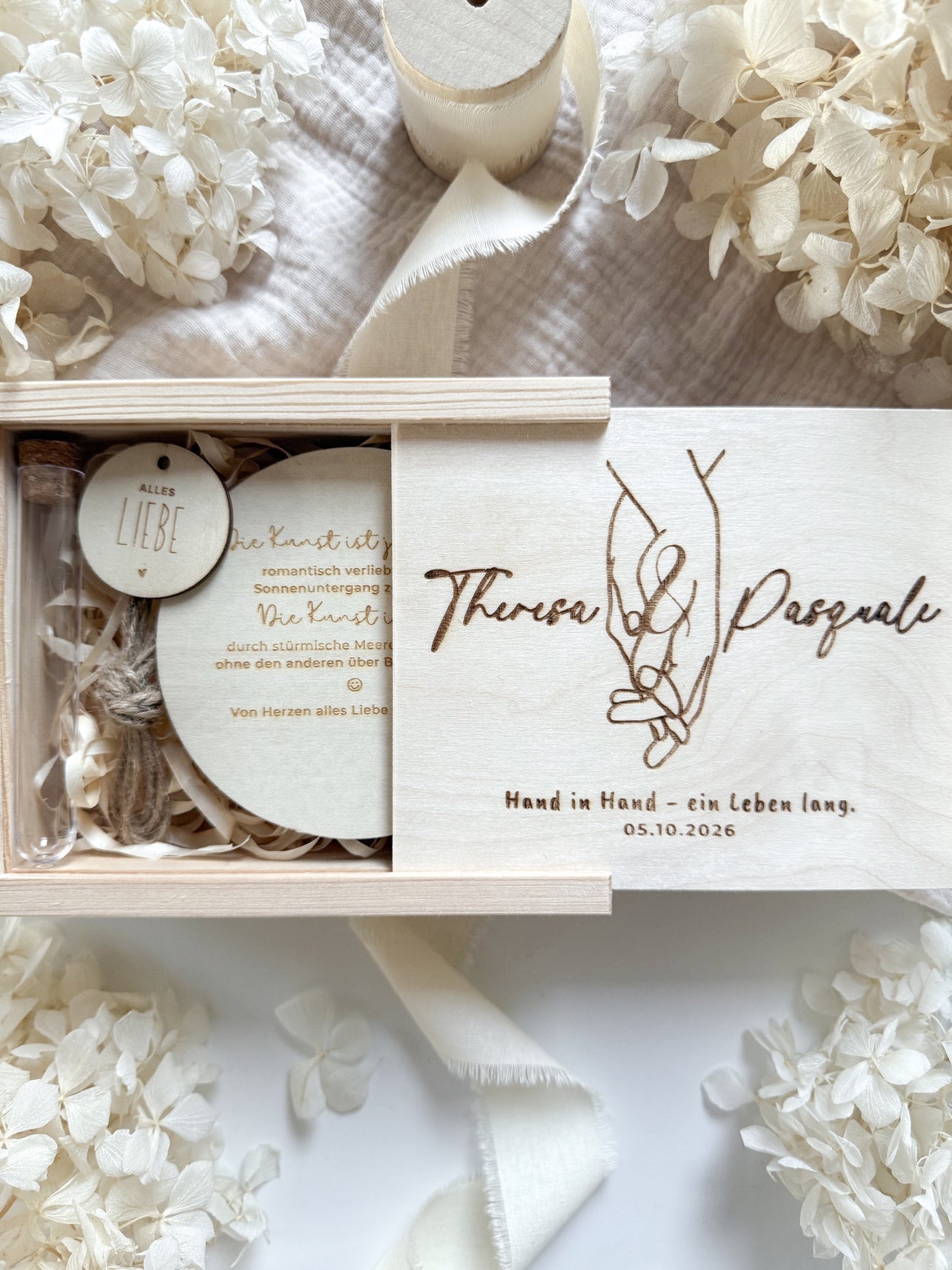 Personalisiertes Geldgeschenk aus Holz zur Hochzeit | Hände