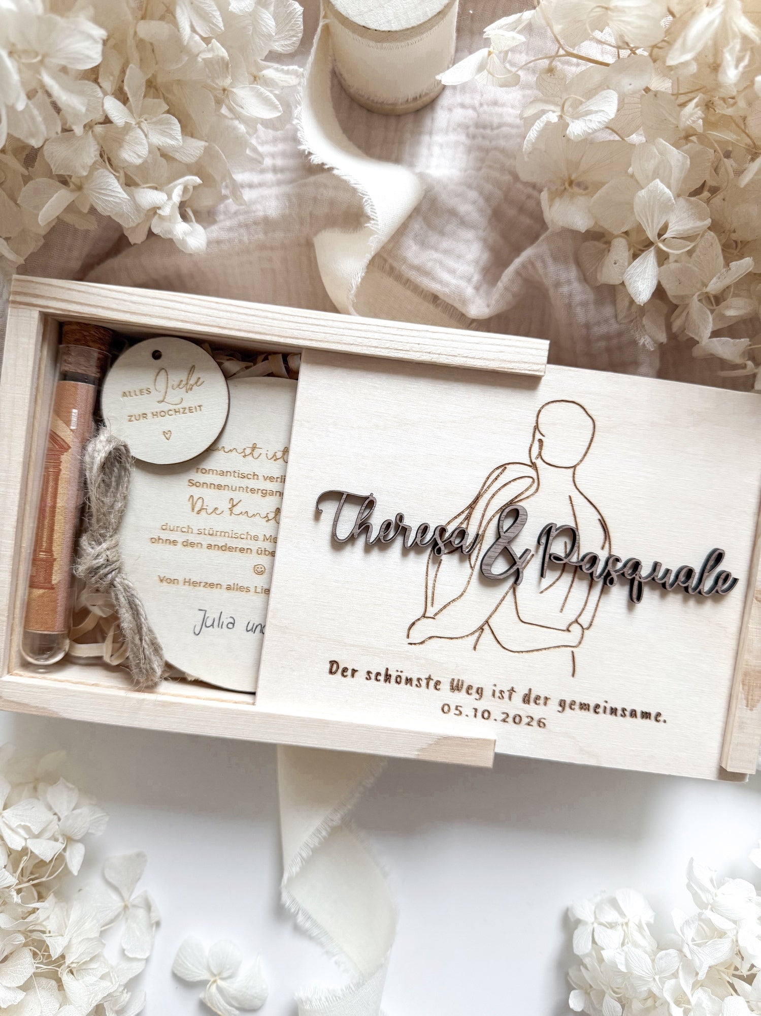 Personalisiertes Geldgeschenk aus Holz zur Hochzeit | Paar mit 3D-Schriftzug