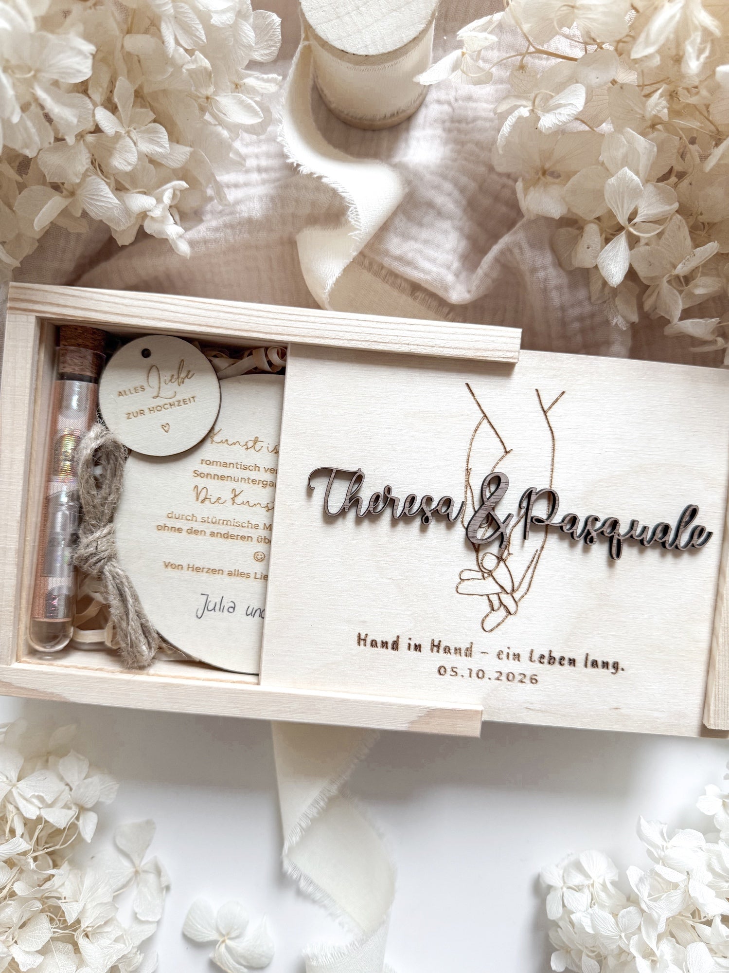 Personalisiertes Geldgeschenk aus Holz zur Hochzeit | Hände mit 3D-Schriftzug