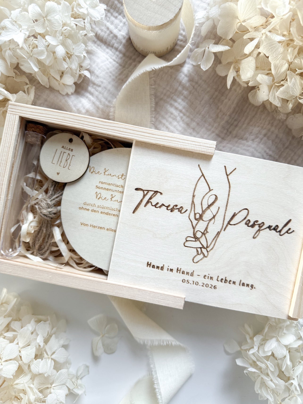 Personalisiertes Geldgeschenk aus Holz zur Hochzeit | Hände