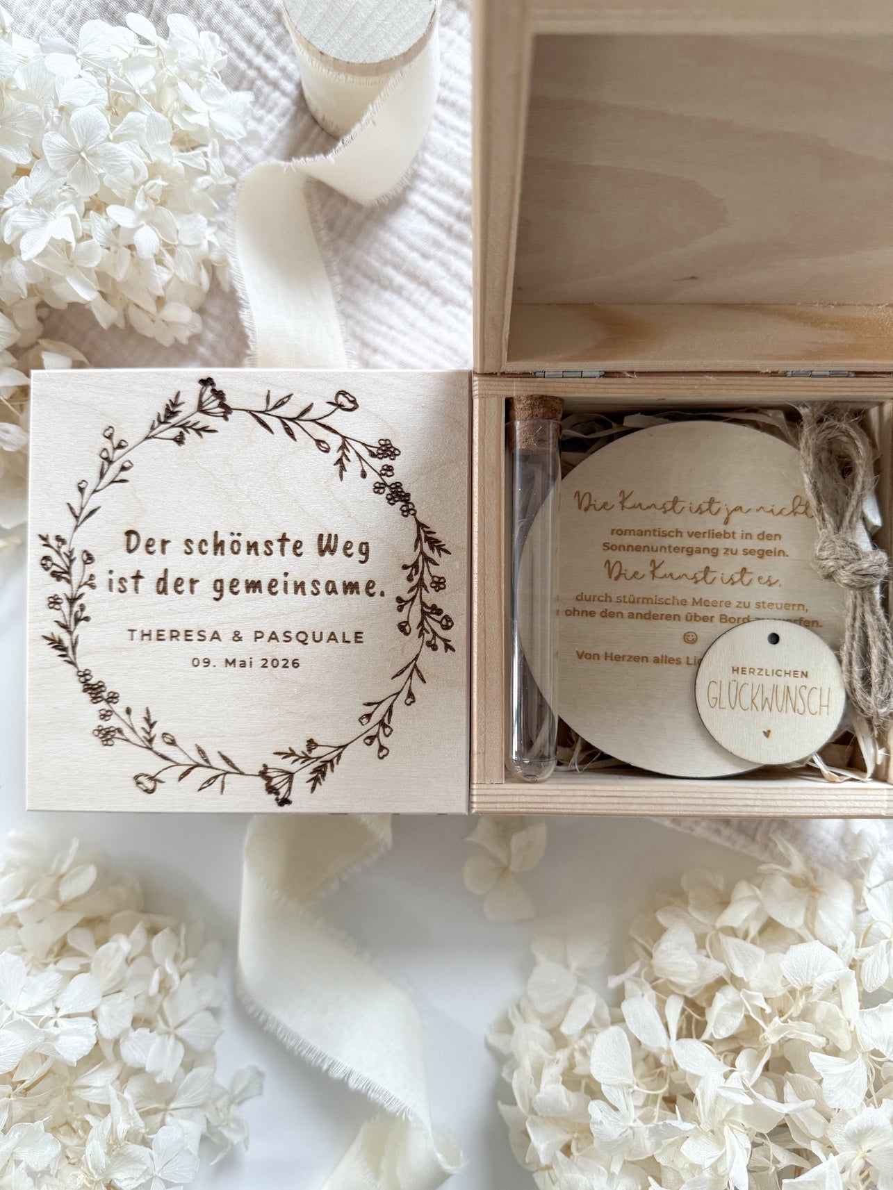 Personalisiertes Geldgeschenk aus Holz zur Hochzeit | Blumenkranz