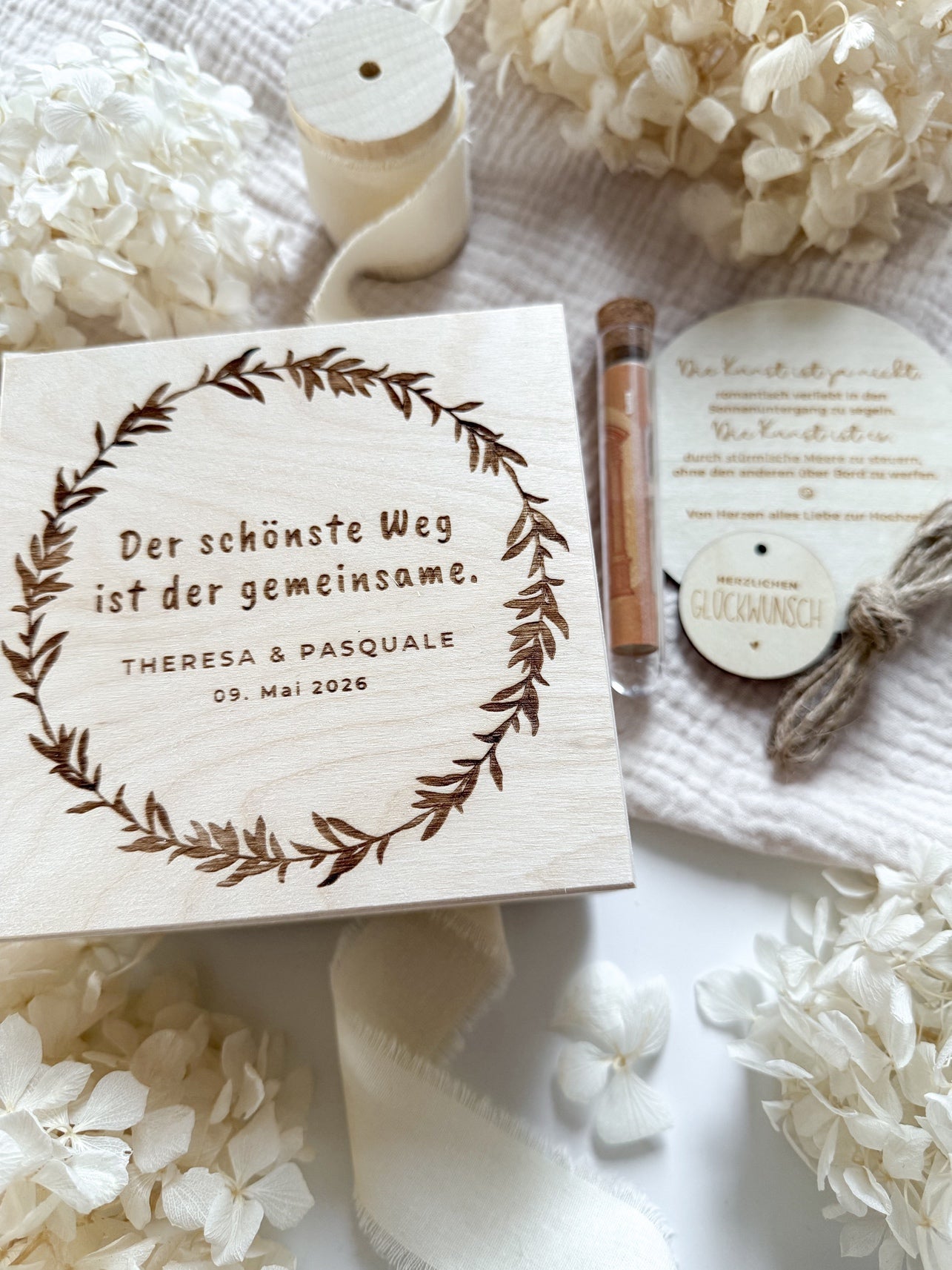 Personalisiertes Geldgeschenk aus Holz zur Hochzeit | Olivenblätterkranz