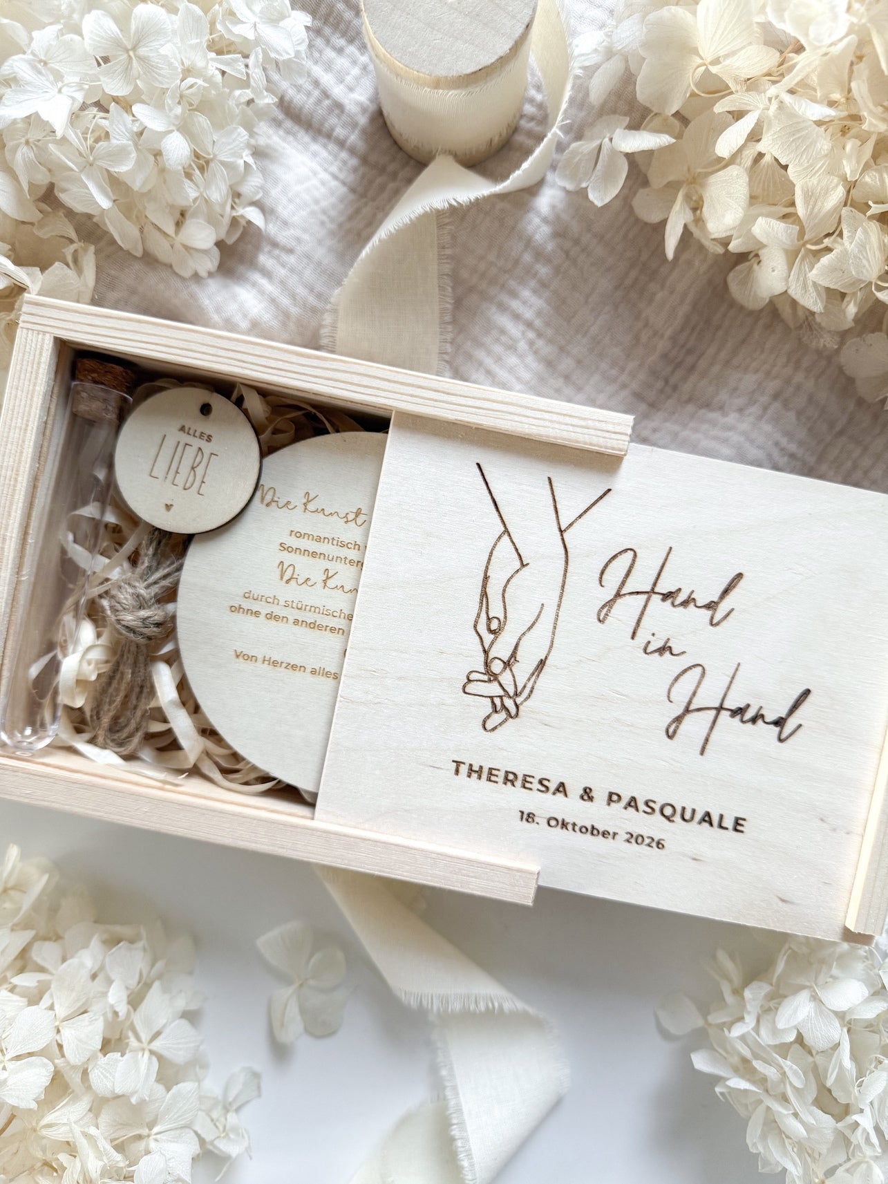 Personalisiertes Geldgeschenk aus Holz zur Hochzeit | Hand in Hand