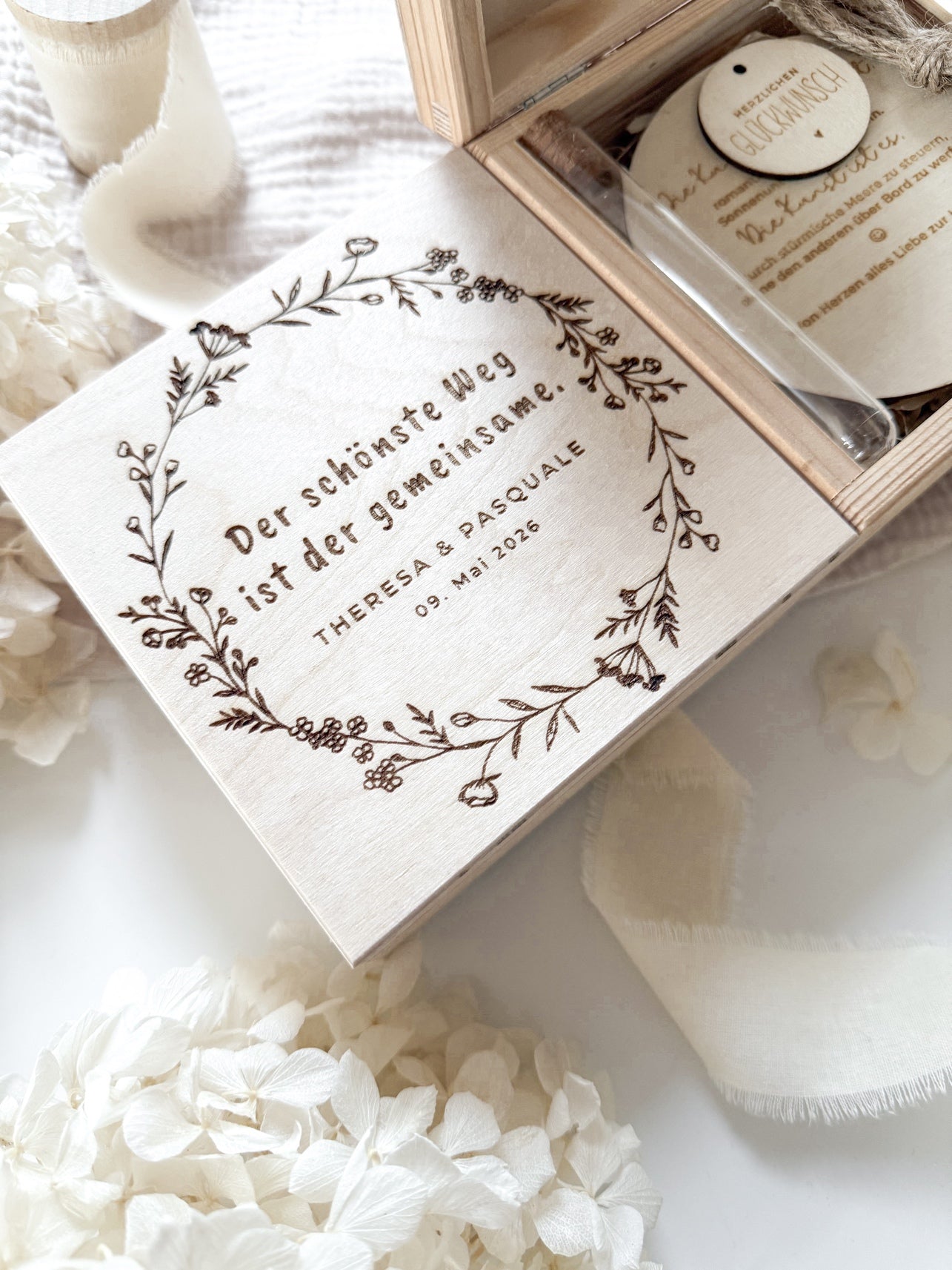 Personalisiertes Geldgeschenk aus Holz zur Hochzeit | Blumenkranz