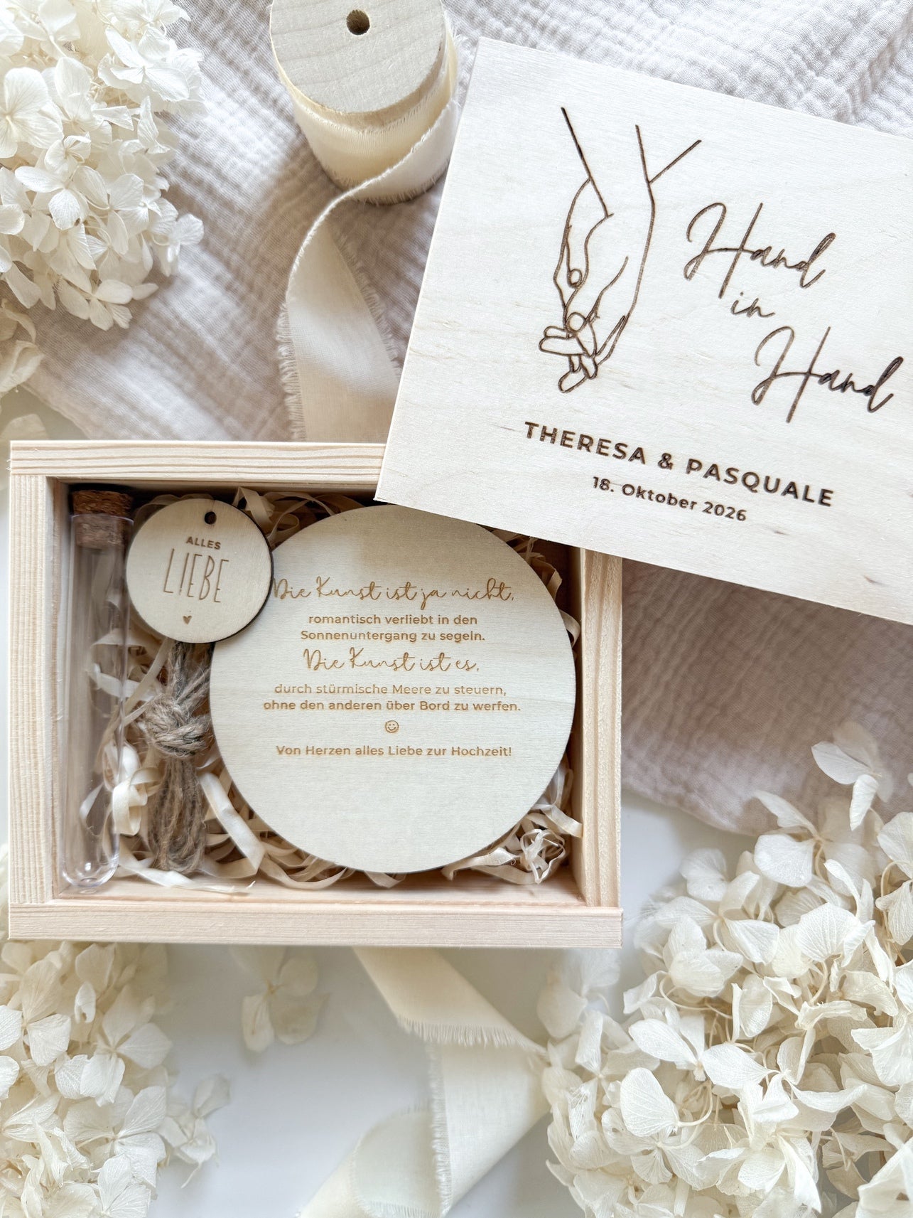 Personalisiertes Geldgeschenk aus Holz zur Hochzeit | Hand in Hand