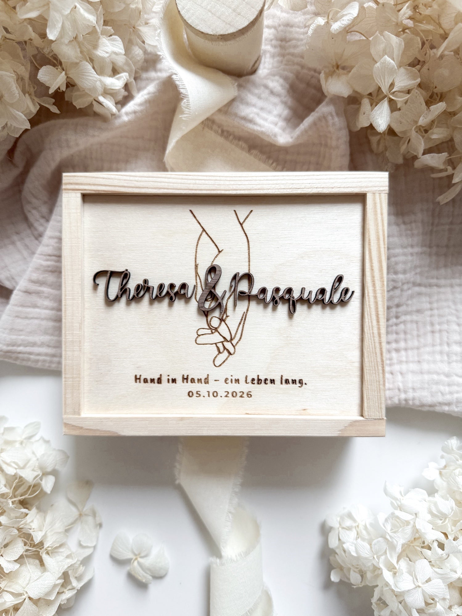 Personalisiertes Geldgeschenk aus Holz zur Hochzeit | Hände mit 3D-Schriftzug