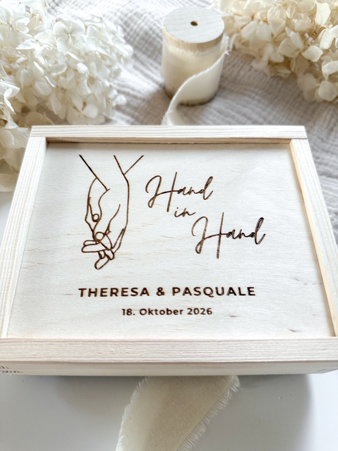 Personalisiertes Geldgeschenk aus Holz zur Hochzeit | Hand in Hand
