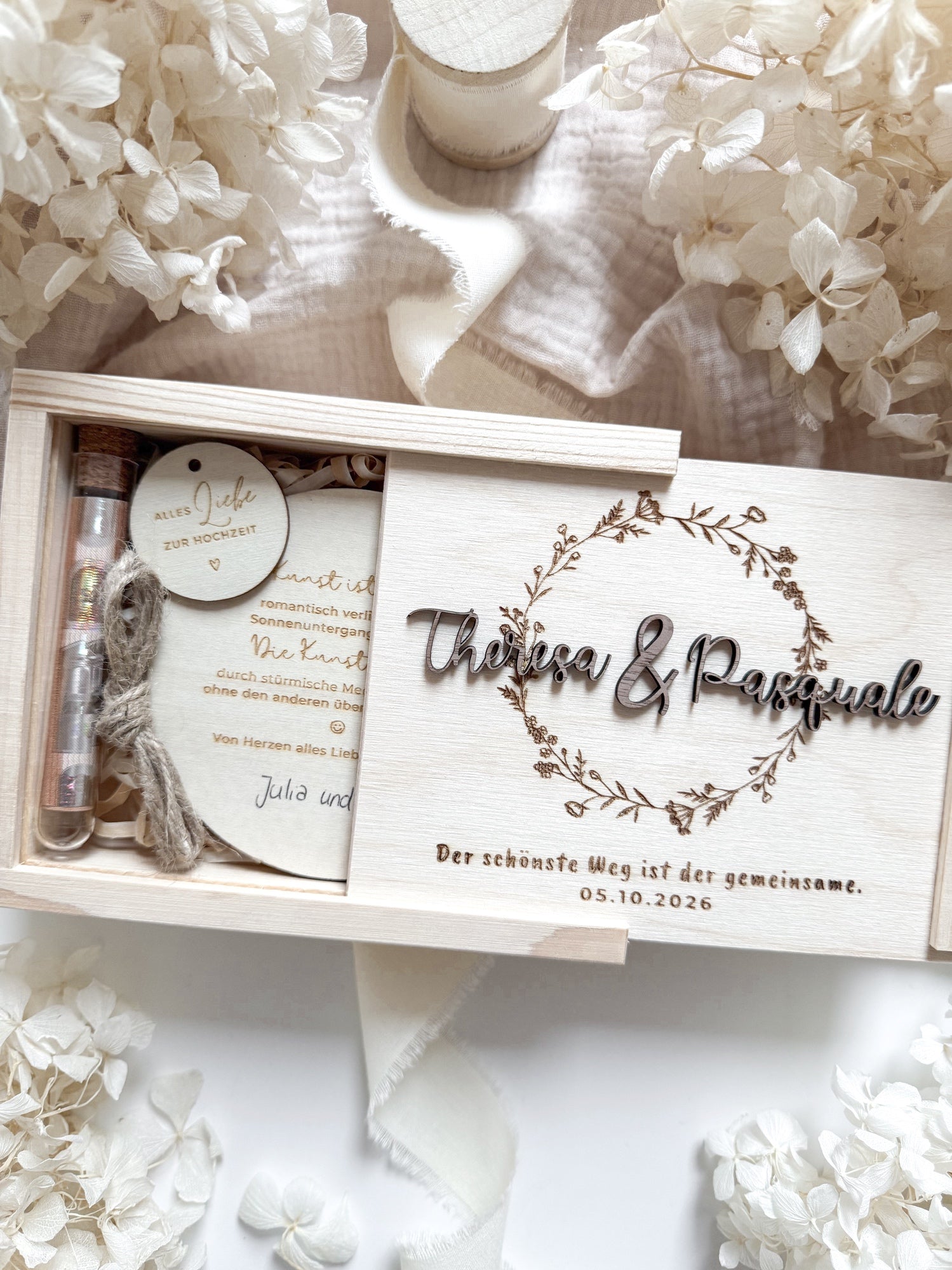Personalisiertes Geldgeschenk aus Holz zur Hochzeit | Blumenkranz mit 3D-Schriftzug