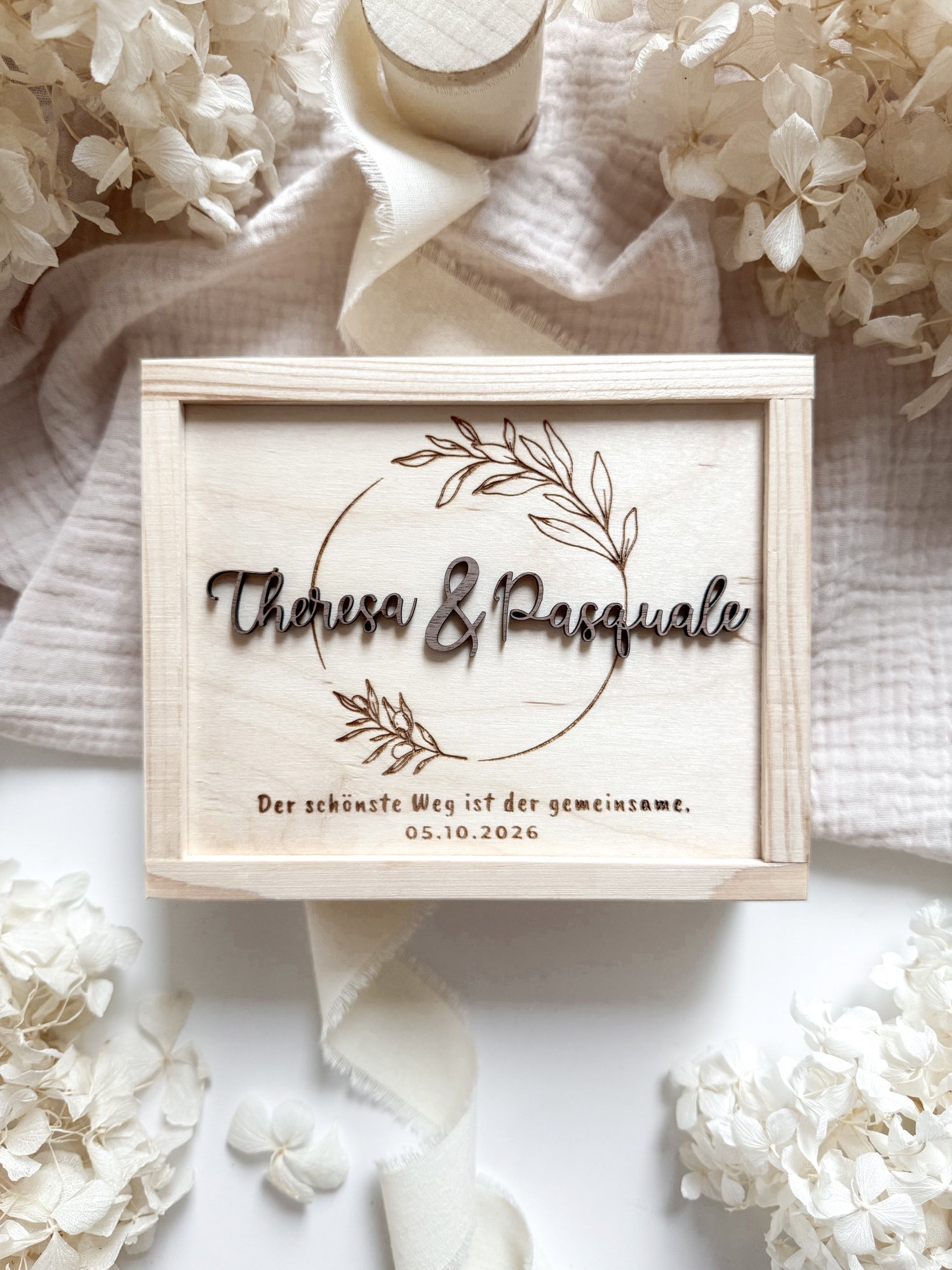 Personalisiertes Geldgeschenk aus Holz zur Hochzeit | Olivenkranz mit 3D-Schriftzug