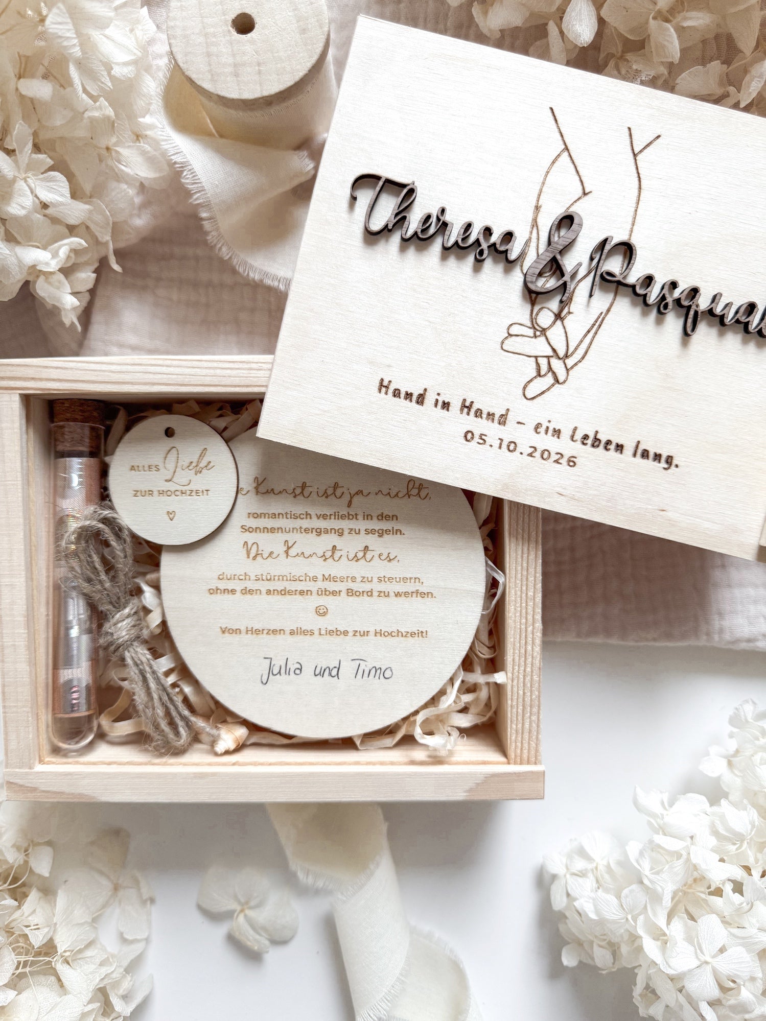 Personalisiertes Geldgeschenk aus Holz zur Hochzeit | Hände mit 3D-Schriftzug