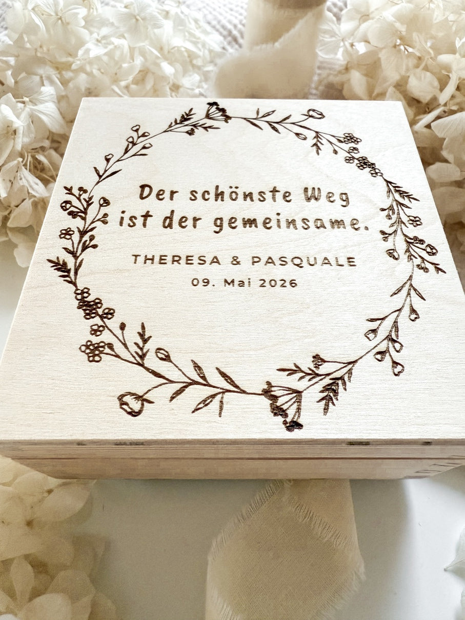 Personalisiertes Geldgeschenk aus Holz zur Hochzeit | Blumenkranz