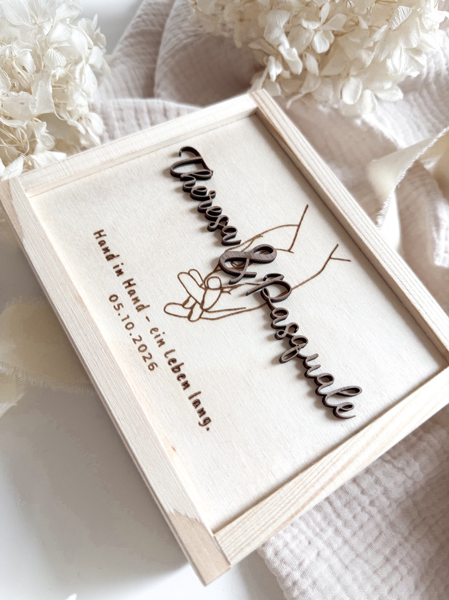Personalisiertes Geldgeschenk aus Holz zur Hochzeit | Hände mit 3D-Schriftzug