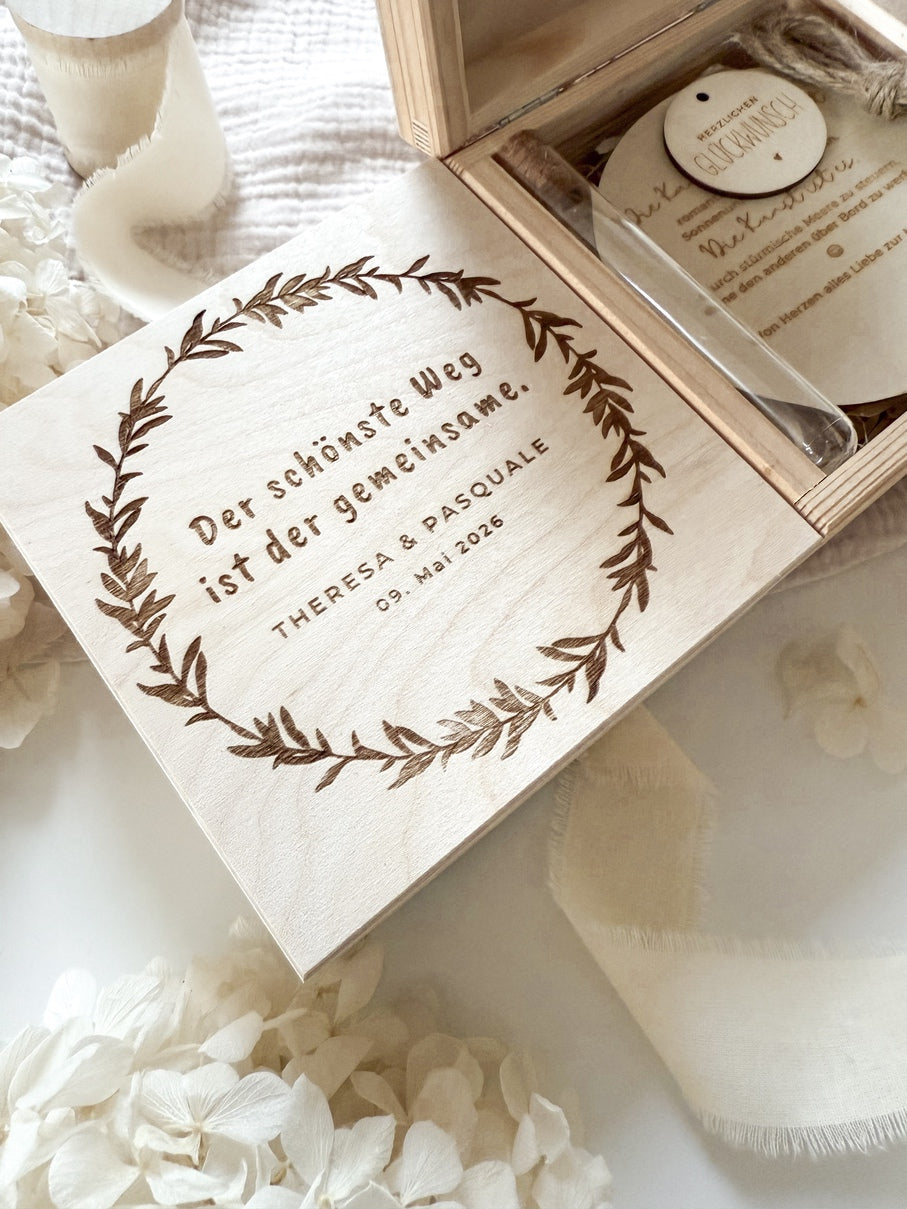 Personalisiertes Geldgeschenk aus Holz zur Hochzeit | Olivenblätterkranz