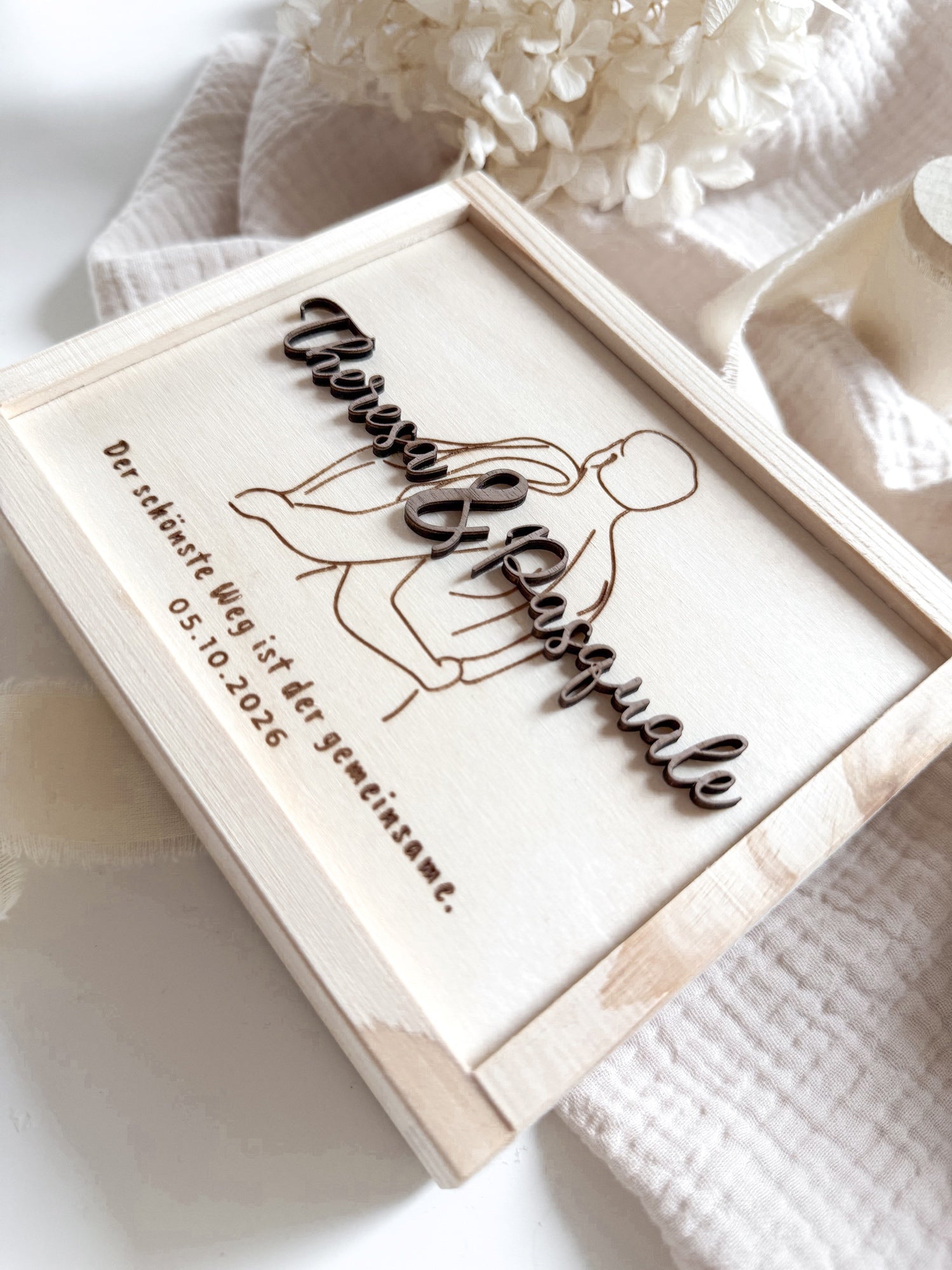 Personalisiertes Geldgeschenk aus Holz zur Hochzeit | Paar mit 3D-Schriftzug
