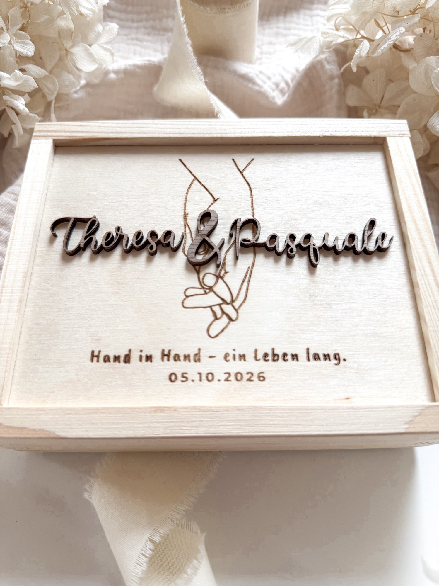 Personalisiertes Geldgeschenk aus Holz zur Hochzeit | Hände mit 3D-Schriftzug