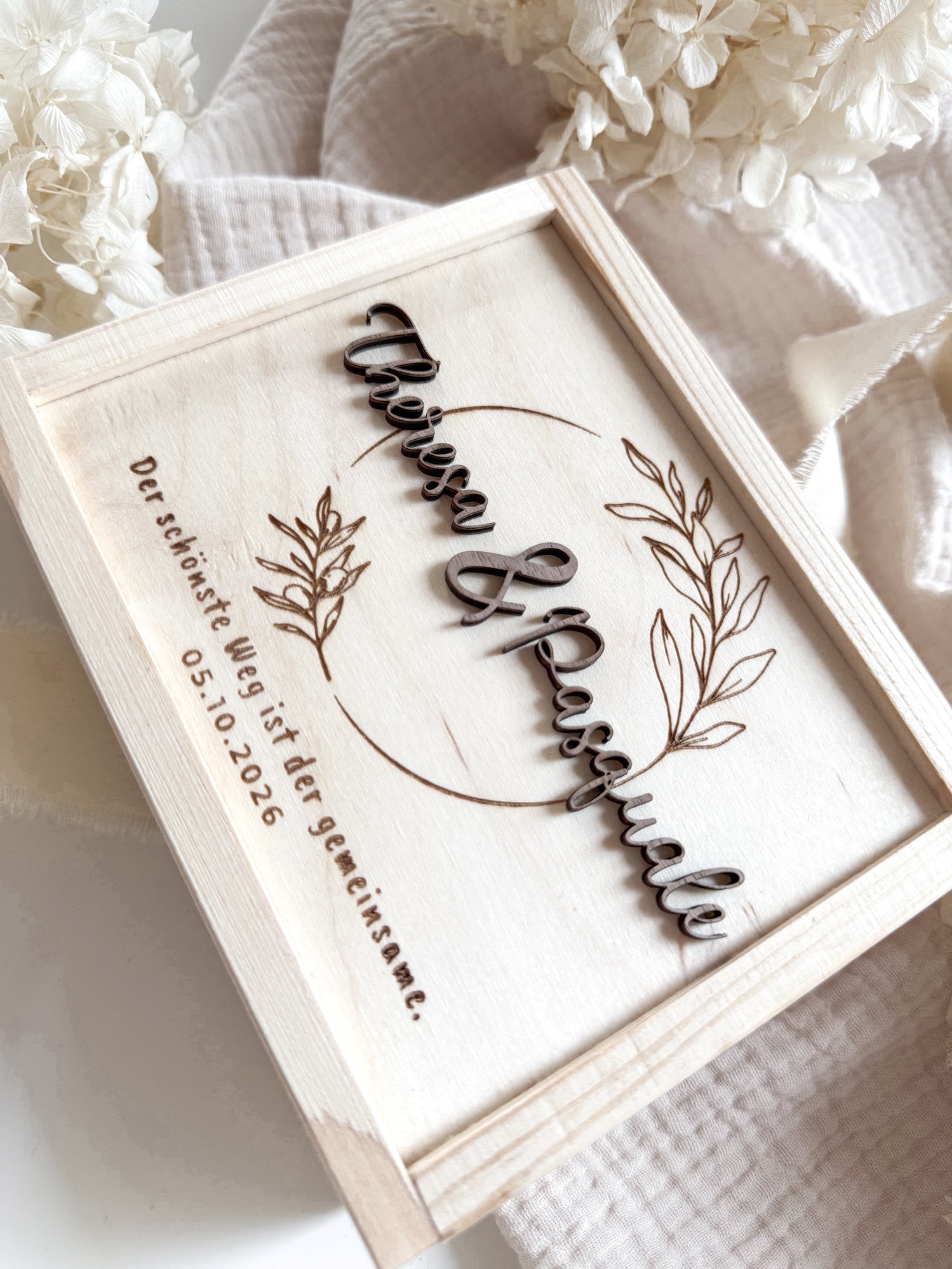 Personalisiertes Geldgeschenk aus Holz zur Hochzeit | Olivenkranz mit 3D-Schriftzug