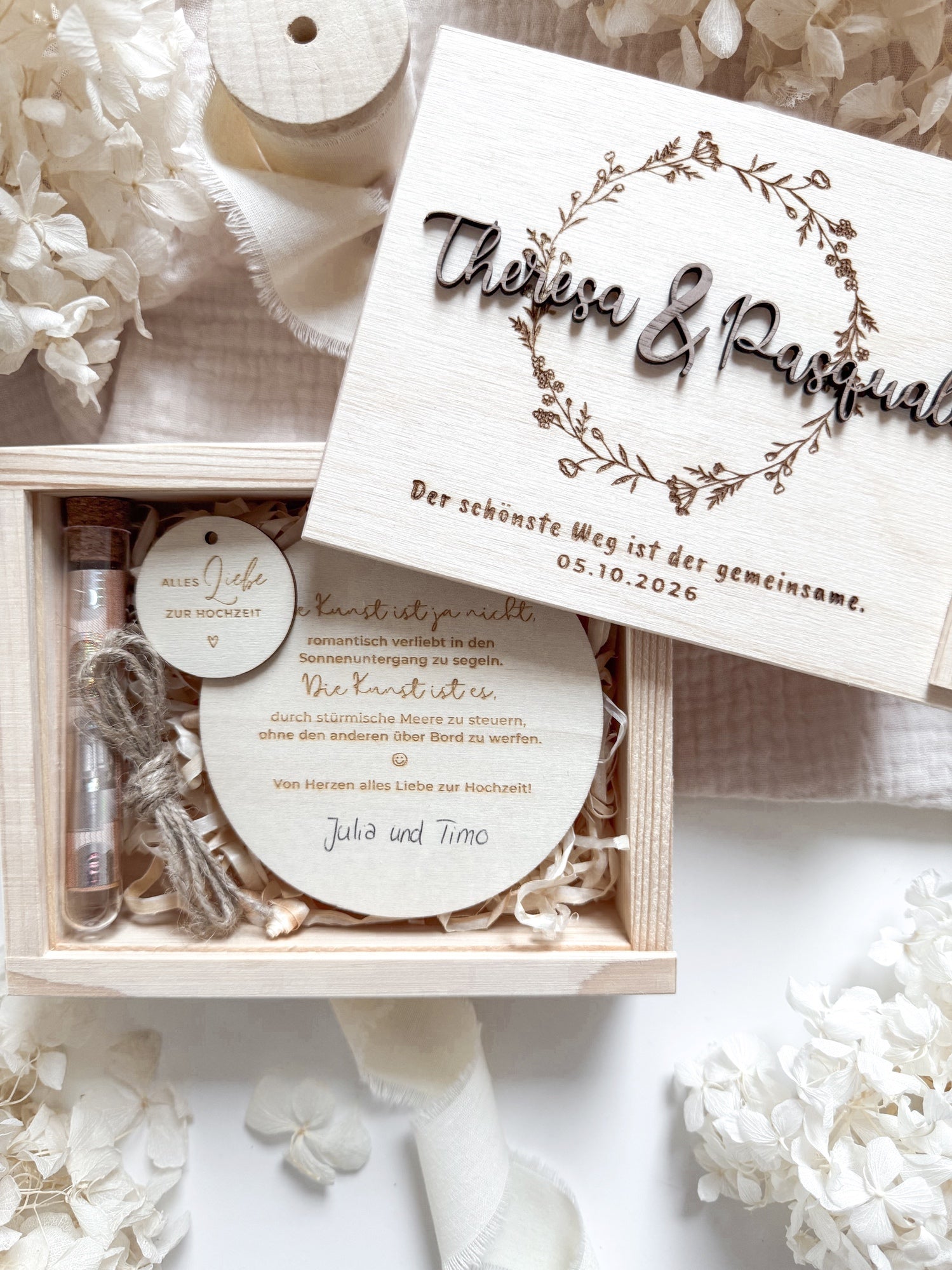 Personalisiertes Geldgeschenk aus Holz zur Hochzeit | Blumenkranz mit 3D-Schriftzug