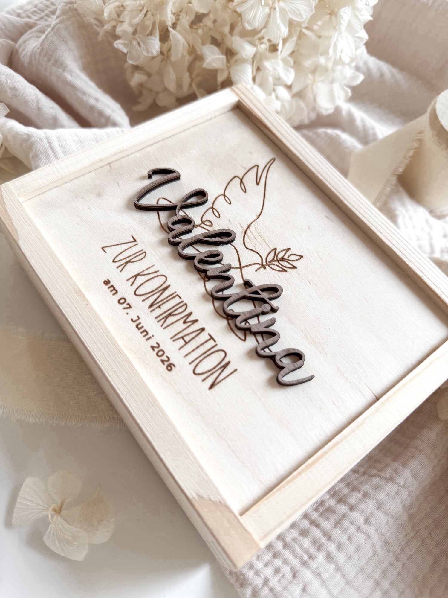Personalisiertes Geldgeschenk aus Holz zur Konfirmation | Taube mit 3D-Schriftzug