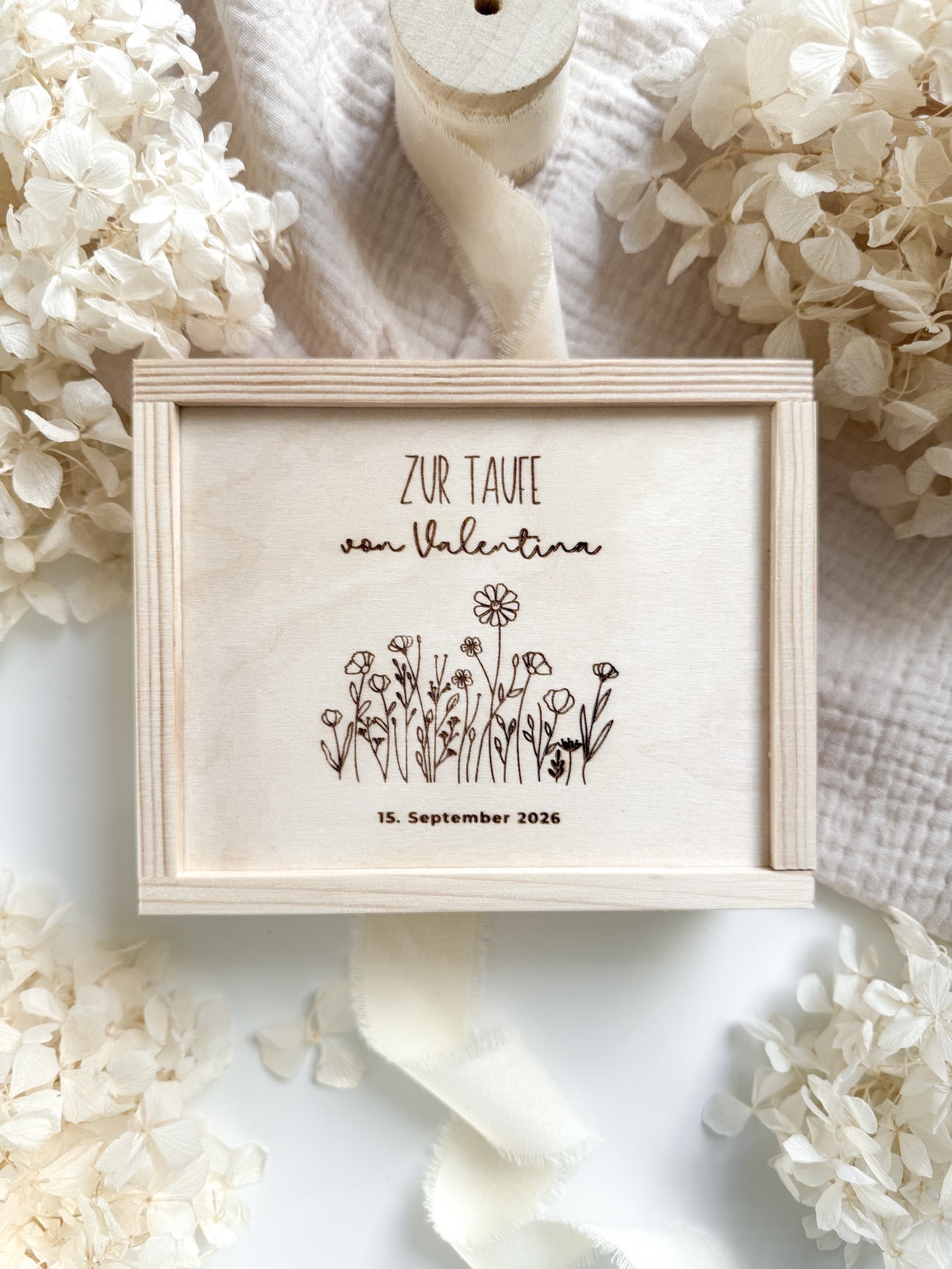 Personalisiertes Geldgeschenk aus Holz zur Taufe | Blumenwiese