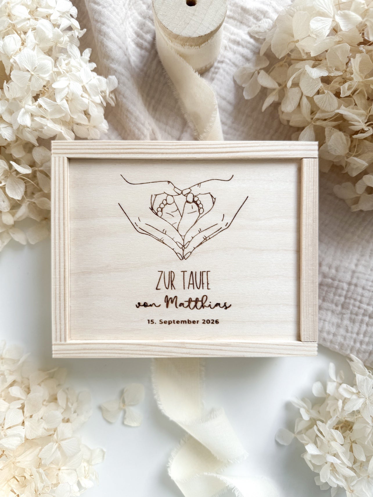 Personalisiertes Geldgeschenk aus Holz zur Taufe | Füße