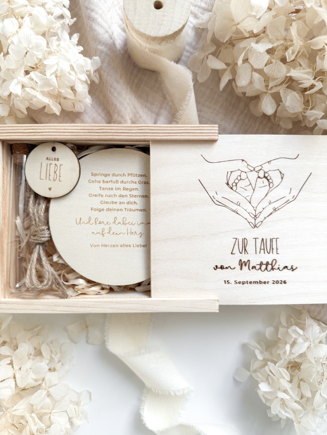 Personalisiertes Geldgeschenk aus Holz zur Taufe | Füße