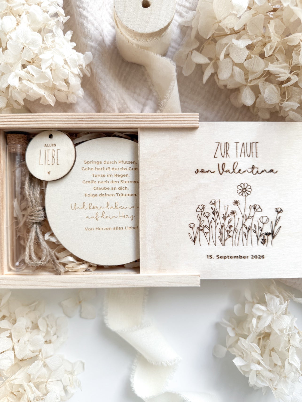 Personalisiertes Geldgeschenk aus Holz zur Taufe | Blumenwiese