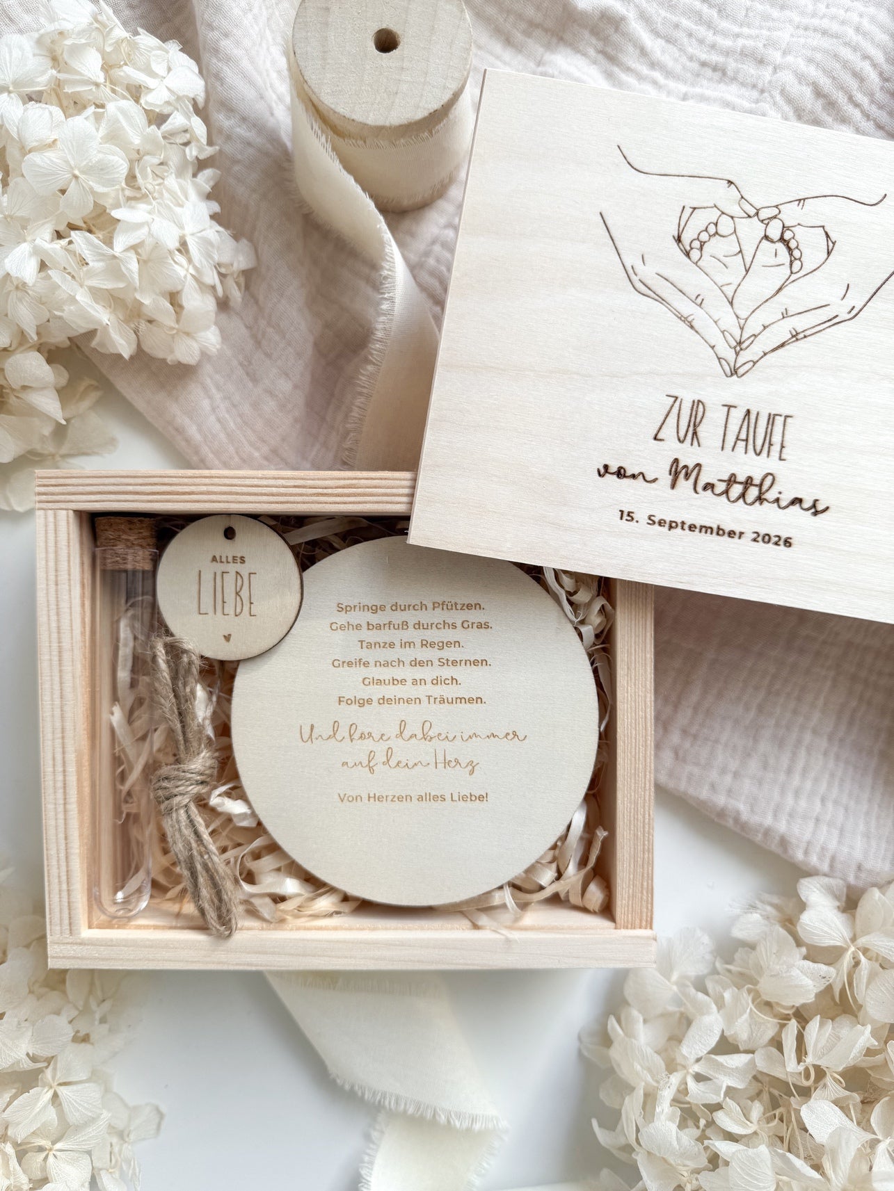 Personalisiertes Geldgeschenk aus Holz zur Taufe | Füße