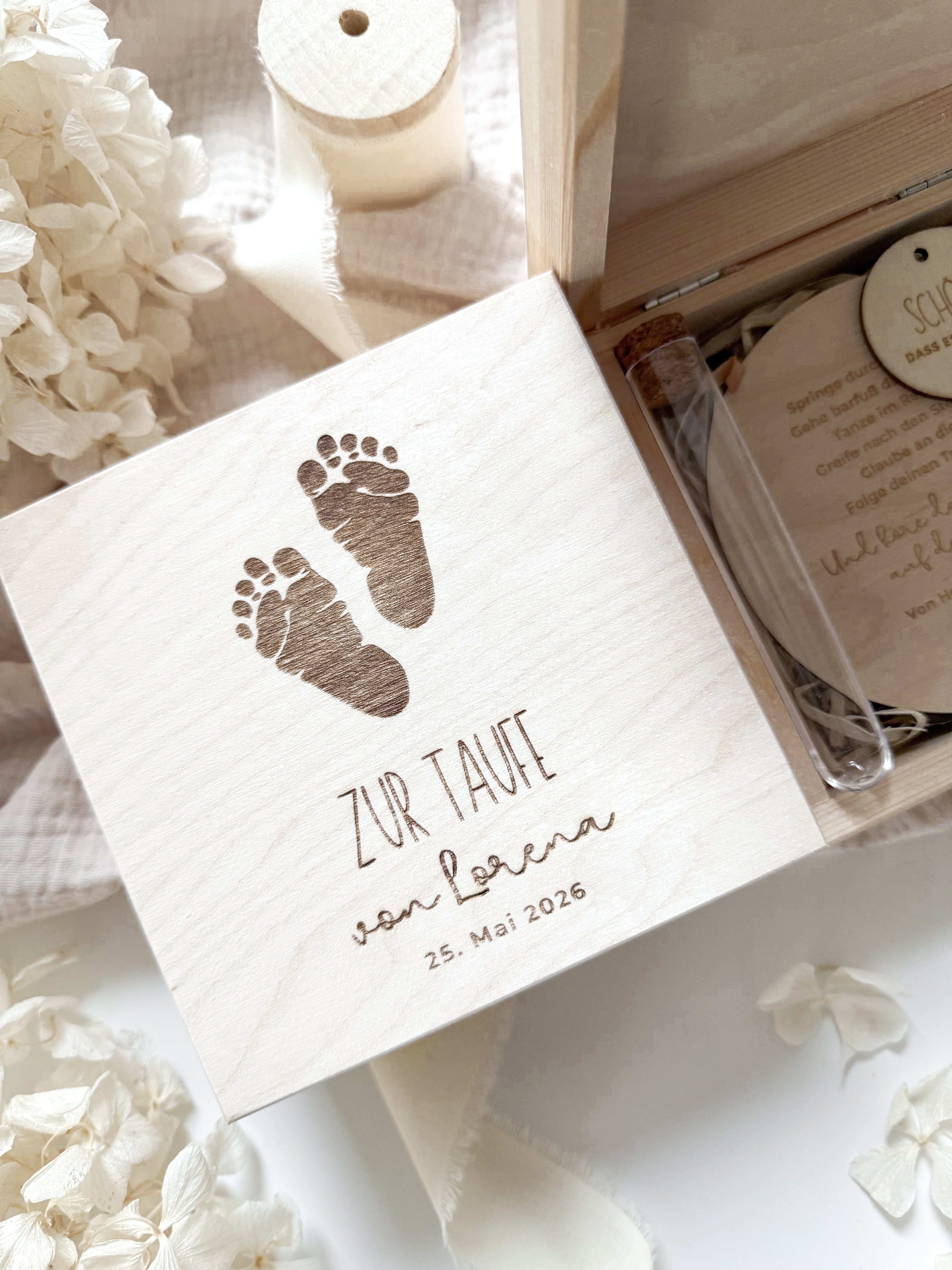 Personalisiertes Geldgeschenk aus Holz zur Taufe | Füße